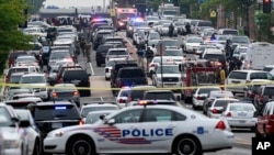 La police a bouclé tôt le matin le quartier de Navy Yard à Washington après des appels faisant état d'une fusillade, le 2 juillet 2015