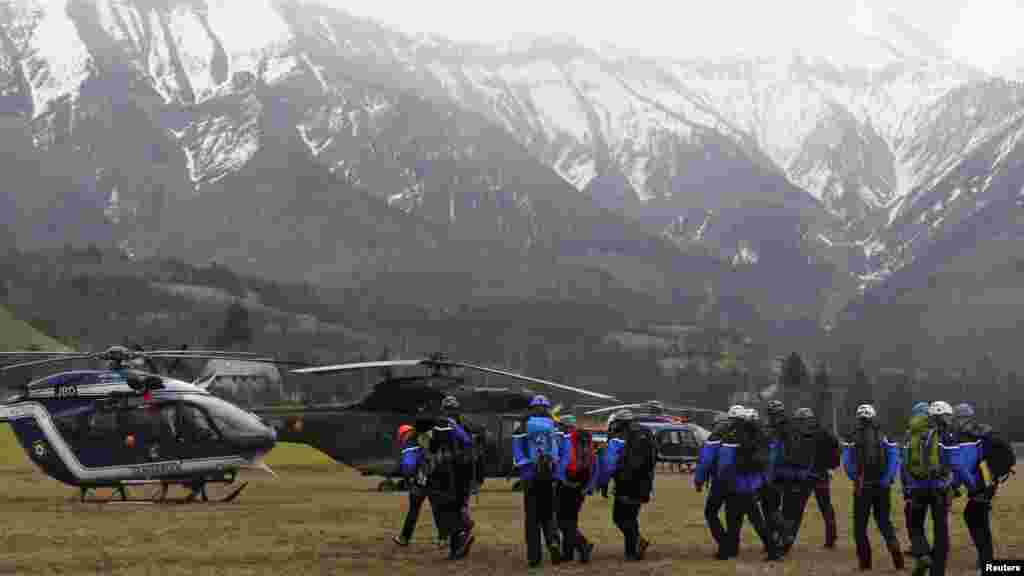 Des unités de secours de la police française et de la gendarmerie alpine se déploient sur un champ, se préparant à rejoindre le lieu du crash d&#39;un Airbus A320, près de Seyne-les-Alpes, dans les Alpes françaises, mardi 24 mars 2015.