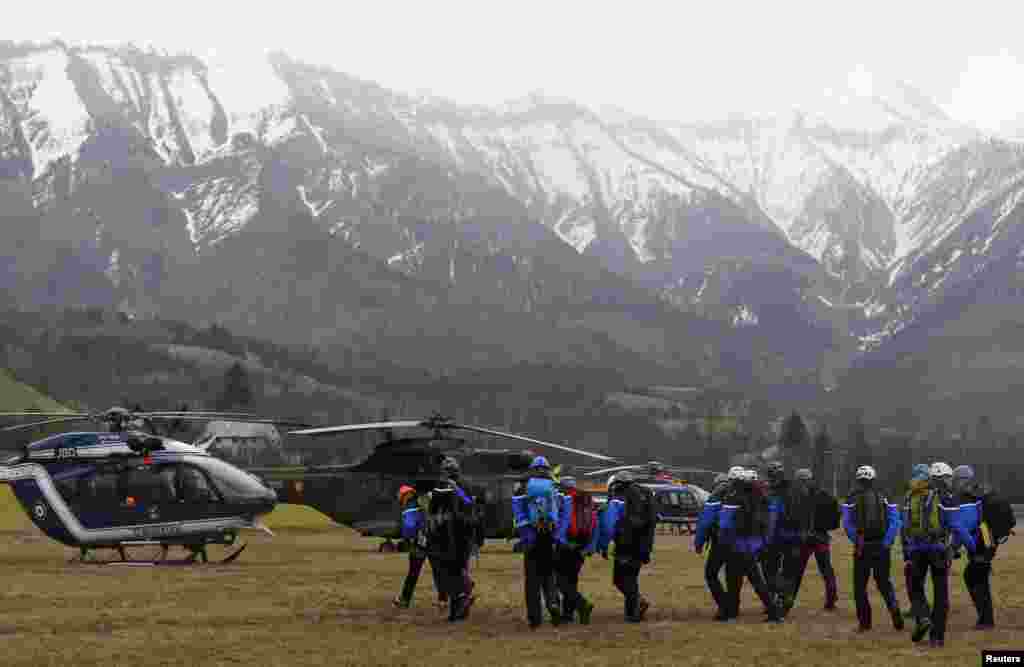 Polisi Perancis dan unit penyelamatan Alpen berkumpul di lapangan untuk bersiap mencapai lokasi jatuhnya pesawat Airbus A320, dekat Seyne-les-Alpes, di Pegunungan Alpen (24/3).&nbsp;​(Reuters/Jean-Paul Pelissier)