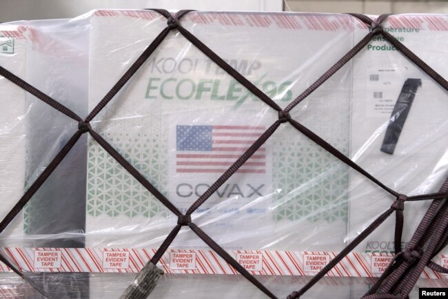 Vaksin Moderna dari kerjasama internasional antara Indonesia dan Amerika Serikat melalui fasilitas Covax multilateral. (Foto: Reuters)Moderna vaccines against the coronavirus disease (COVID-19) from an international cooperation between Indonesia and the United States through Covax facility multilateral, are seen at cargo terminal of Soekarno Hatta International Airport in Tangerang near