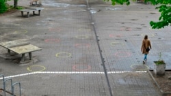 برلن میں سکول کے میدان میں فاصلہ قائم رکھنے کے لیے دائرے بنائے گئے ہیں۔