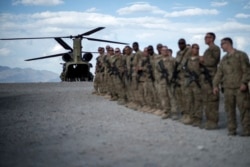 افغانستان کے ایک نامعلوم مقام سے امریکی فوجی وطن واپسی کے لیے قطار میں کھڑے ہیں۔ 27 مئی 2021