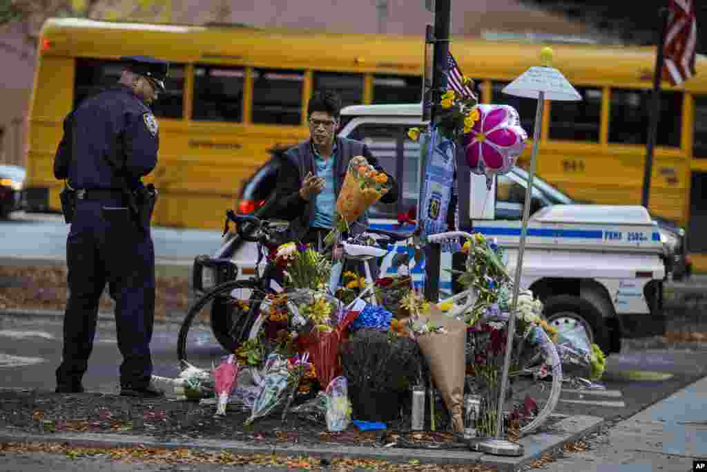 تقدیم گل توسط یک شهروند به قربانیان حمله تروریستی در نیویورک. این حمله که توسط مرد ازبک&zwnj;تبار صورت گرفت، ۸ کشته بر جای گذاشت.
