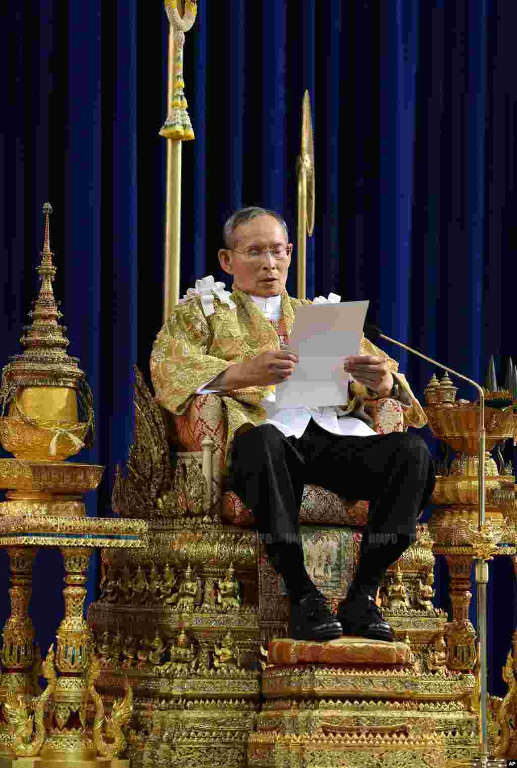 푸미폰 아둔야뎃 태국 국왕이 5일 크라이 캉원 궁에서 열린 86회 생일 축하 행사에서 기념사를 낭독하고 있다.