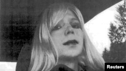 Fotografía de Bradley Manning vestido de mujer.