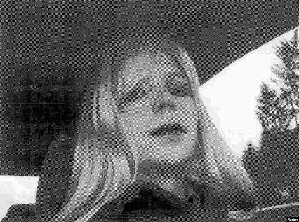 Agosto. Bradley Manning apareció vestido de mujer en esta foto intentando evitar una condena por espionaje.