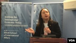 台湾数码政务委员唐凤2019年4月23日在乔治华盛顿大学发表演说 （美国之音锺辰芳拍摄）
