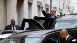 미국 공화당의 도널드 트럼프 후보가 지난달 31일 워싱턴에서 선거유세를 마치고 차에 오르면서 손을 흔들고 있다. (자료사진)