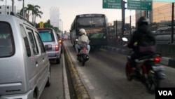 Polusi udara di Jakarta kebanyakan berasal dari asap kendaraan bermotor, baik kendaraan pribadi maupun angkutan umum.