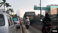 Kendaraan umum dan pribadi memadati sebuah jalan di Jakarta, 2012. Kendaraan bermotor adalah sumber utama polusi di Jakarta. (Foto: Endang Saptorini/VOA)