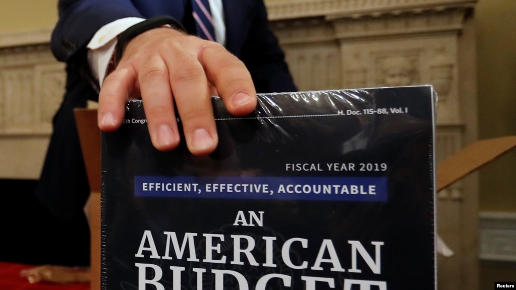 Des copies de la proposition de budget du président Trump pour l'exercice 2019 sont remises aux bureaux du comité du budget de la Chambre des représentants des États-Unis, à Capitol Hill, à Washington, le 12 février 2018.