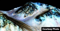 These dark, narrow, 100-meter-long streaks confirm evidence that liquid water flows on Mars surface. (Credit: NASA/JPL/University of Arizona)