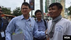 Ny Chakrya, a former official of ADHOC official and National Election Committee, talks to former RFA journalist after leaving the Phnom Penh Municipal Court, August 27, 2018. 