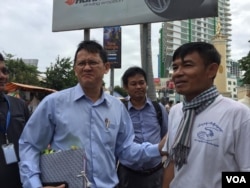 Ny Chakrya, former ADHOC official and National Election Committee official talks to former RFA journalist after left the municipal court on August 27, 2018.