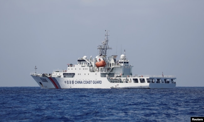 中国一艘海警船2107年4月6日在南中国海争议岛屿附近巡逻。