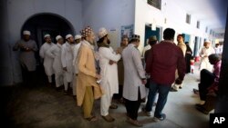 Hindistonlik musulmonlar saylov uchastkasida, Varanasi, Hindiston, 2019-yil, 19-may