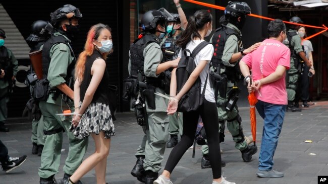 被警察拘捕的香港示威者。