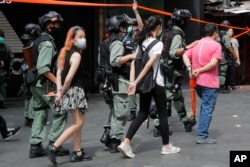 被警察拘捕的香港示威者