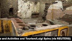  Lukisan dinding di kedai kuno yang ditemukan selama penggalian di Pompeii, Italia. (Foto: Pompeii Archaeological Park/Ministry of Cultural Heritage and Activities and Tourism/Luigi Spina via REUTERS)