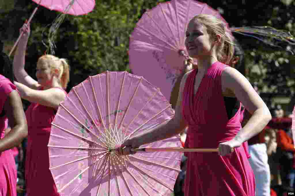Các thiếu nữ dùng chiếc ô wagasa truyền thống của Nhật Bản trong lễ diễu hành.
