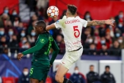 Jerome Roussillon na Wolfsburg da Lucas Ocampos na Sevilla.