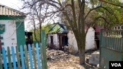 A damaged house in Donetsk (Jamie Dettmer/VOA)