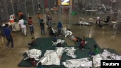 Una vista dentro del centro de detención de Aduanas y Protección Fronteriza de EE. UU. Muestra a los niños en el Centro de Procesamiento Centralizado del Valle del Río Grande en Rio Grande City, Texas, junio 17, 2018.