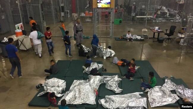 Una vista dentro del centro de detención de Aduanas y Protección Fronteriza de EE. UU. Muestra a los niños en el Centro de Procesamiento Centralizado del Valle del Río Grande en Rio Grande City, Texas, junio 17, 2018.