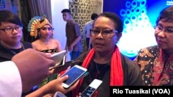 Menteri PPPA Yohana Yembise berbicara kepada wartawan usai penganugerahan Media Ramah Anak di Jakarta, Jumat (7/12/2018) malam. (Foto: Rio Tuasikal/VOA)