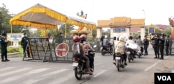 អាជ្ញាធរ​យាមល្បាត​ព្រំប្រទល់​ទីក្រុង​ភ្នំពេញ​និង​ខេត្ត​កណ្តាល​ បន្ទាប់​មាន​បំរាម​ការ​ធ្វើ​ដំណើរ​អំឡុង​ពិធី​បុណ្យ​ចូលឆ្នាំ​ប្រពៃណី​ខ្មែរ​ នៅ​ថ្ងៃទី​១០ ខែមេសា ឆ្នាំ២០២០។(ទុំ ម្លិះ/VOA)