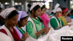 孟加拉女工在服装厂工作