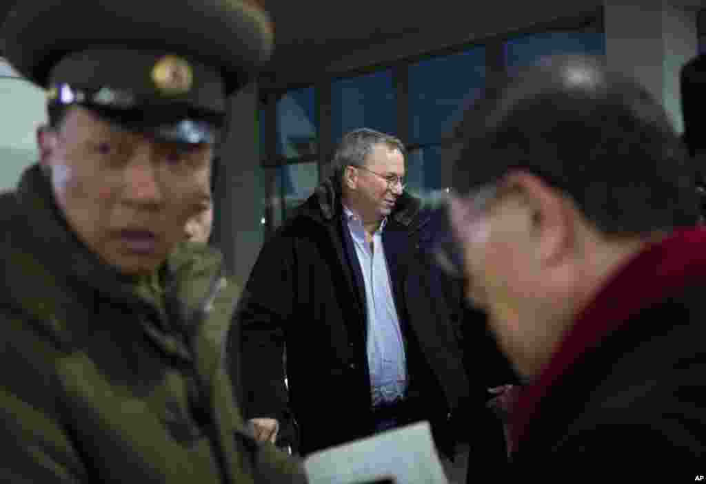 Ketua Dewan Direksi Google Eric Schmidt tiba di Bandar Udara Internasional Pyongyang International (7/1) (AP/David Guttenfelder).