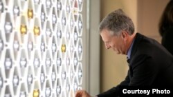 Inductee Stan Honey adds his name plaque to the Gallery of Icons (Photo by Jay Premack/USPTO)