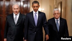 Presiden AS Barack Obama bersama PM Israel Benjamin Netanyahu (kiri) dan Presiden Palestina Mahmoud Abbas di Gedung Putih (foto: 1 September 2010). Obama akan berkunjung ke Timur Tengah Rabu mendatang. 