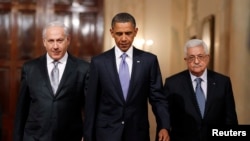 US President Barack Obama is seen with Israeli Prime Minister Benjamin Netanyahu (L) and Palestinian President Mahmoud Abbas walking toward the East Room of the White House in Washington September 1, 2010.