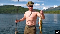 Presiden Rusia Vladimir Putin memancing di kawasan Tyva, Siberia bulan Agustus lalu (foto: ilustrasi). Putin, yang telah berkuasa selama 18 tahun diperkirakan akan memenangkan masa jabatan enam tahun berikutnya dengan mudah.