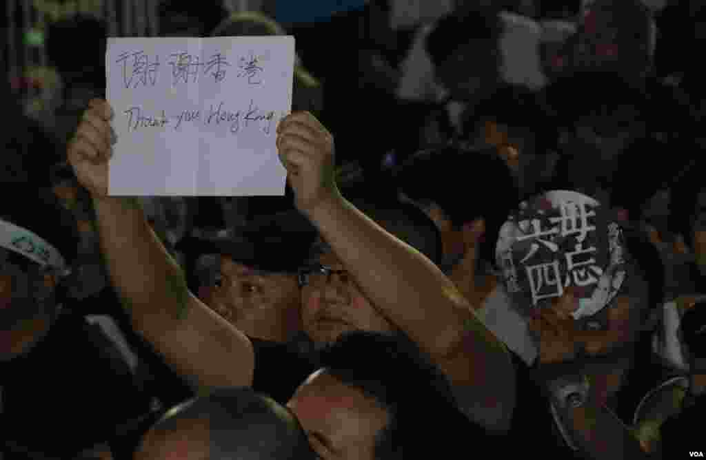 大陸遊客在維園燭光集會高舉印有中、英文「謝謝香港」的標語