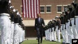 Predsednik Obama na diplomskoj ceremoniji pitomaca Akademije američke obalske straže u Nju Londonu, u Konektikatu, 20. maja 2015.