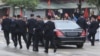 Các cận vệ Triều Tiên chạy bên cạnh chiếc Mercedes-Benz chở ông Kim Jong Un ở Lạng Sơn.