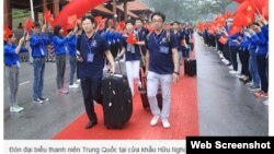 Lễ đón 1.000 đại biểu thanh niên Trung Quốc được tổ chức tại ba cửa khẩu Hữu Nghị, Lào Cai và Móng Cái. Ảnh: Bảo Anh. (Ảnh chụp màn hình trang web vnexpress.net)