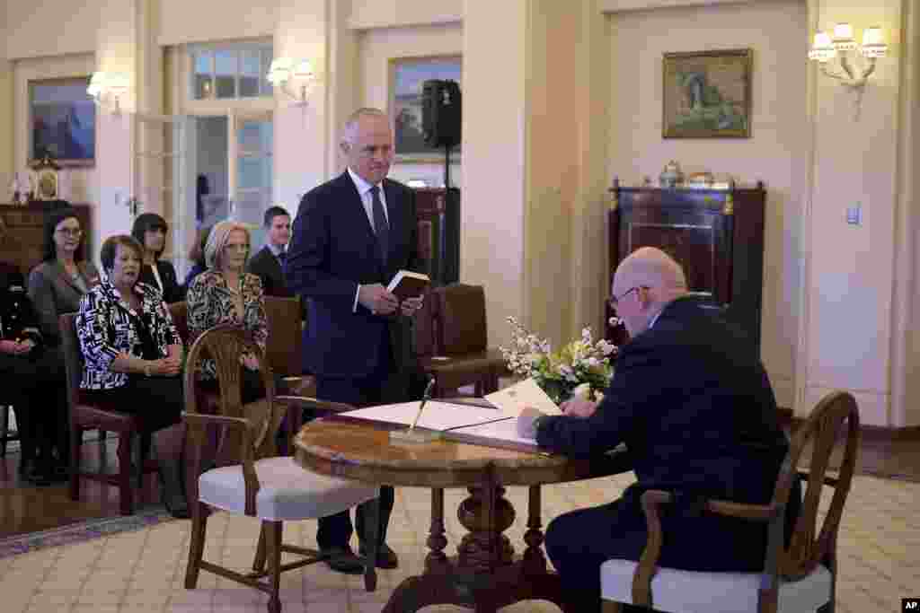 Malcolm Turnbull is sworn in by Australia&#39;s Governor-General Sir Peter Cosgrove as prime minister at Government House in Canberra, Sept. 15, 2015.