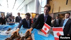 在G20杭州峰會的一次會外活動中，加拿大總理賈斯廷·特魯多(Justin Trudeau)和阿里巴巴主席馬雲在阿里巴巴的西溪園區拿龍蝦（2016年9月3日）。馬雲和特魯多分別列為2017年《財富》全球50領袖榜的第二名和第31名。