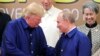 Američki predsednik Donald Tramp i ruski predsednik Vladimir Putin rukuju se na samitu APEC-a u Danangu u Vijetnamu. 
