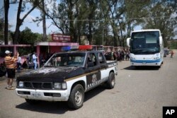 Un vehículo de la policía mexicana escolta a un bus de la caravana de migrantes centroamericanos que anualmente viaja a Ciudad de México. El grupo hizo escala en Matías Romero, Oaxaca antes de avanzar a Puebla y la capital mexicana. Abril 5 de 2018.