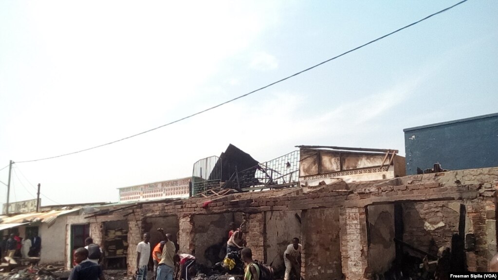 Débris des boutiques brûlées lors d’une attaque d’hommes armés, au PK5, Bangui, 18 janvier 2018.(VOA/Freeman Sipila)