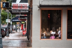 Suasana makan siang di sebuah restoran di Austin, Texas, 26 Juni 2020. (Foto: dok).