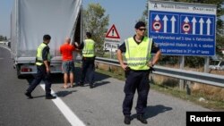 Un policier contrôle les véhiculent arrivant en Autriche, dans le village de Nickelsdorf, le 31 août 2015. (REUTERS/Heinz-Peter Bader)