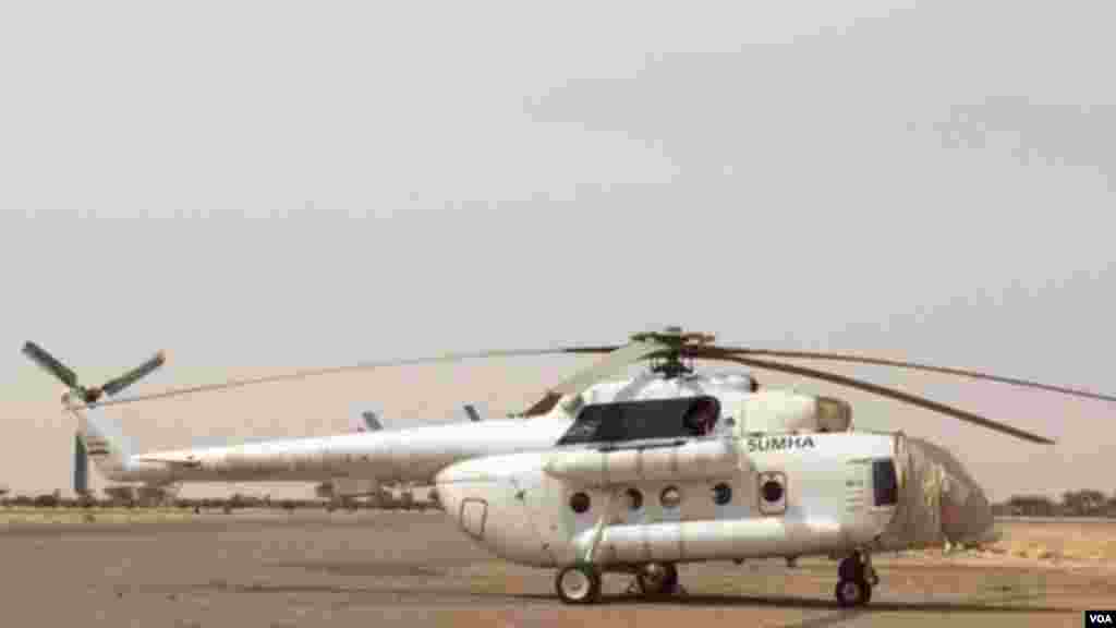 Un hélicoptère de combat de l&#39;armée tchadienne à l&#39;aéroport de Diffa