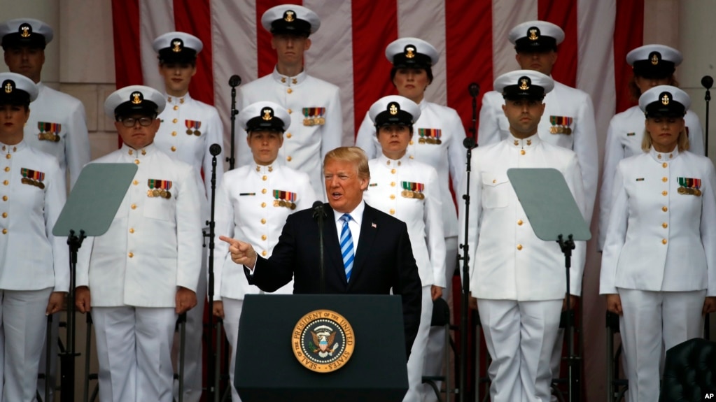 El presidnete Donald Trump pronunció su segundo discurso como comandante en jefe en el Memorial Day o Día de los Caídos en Guerras en el Cementerio Nacional de Arlington, Virginia, el lunes, 28 de mayo de 2018.