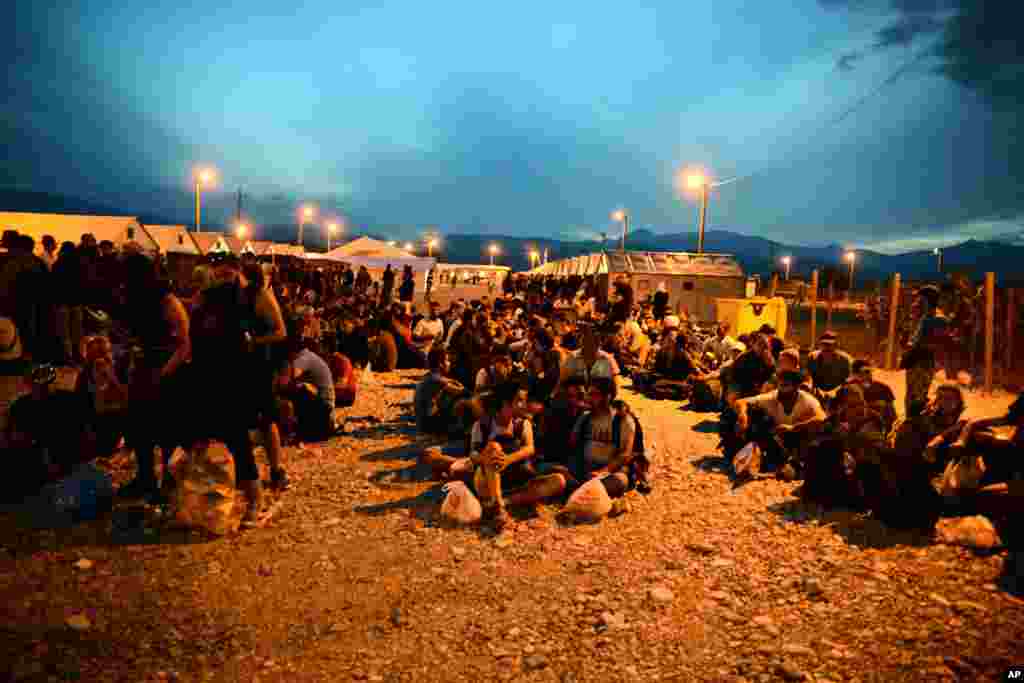 Người di cư ngồi tại một trại tị nạn ở thị trấn miền nam Gevgelija ở Macedonia.